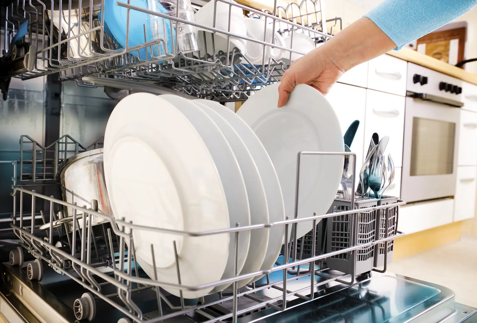 Vue plongeante sur l'intérieur d'un lave-vaisselle correctement chargé, montrant l'organisation optimale de la vaisselle dans le panier inférieur.